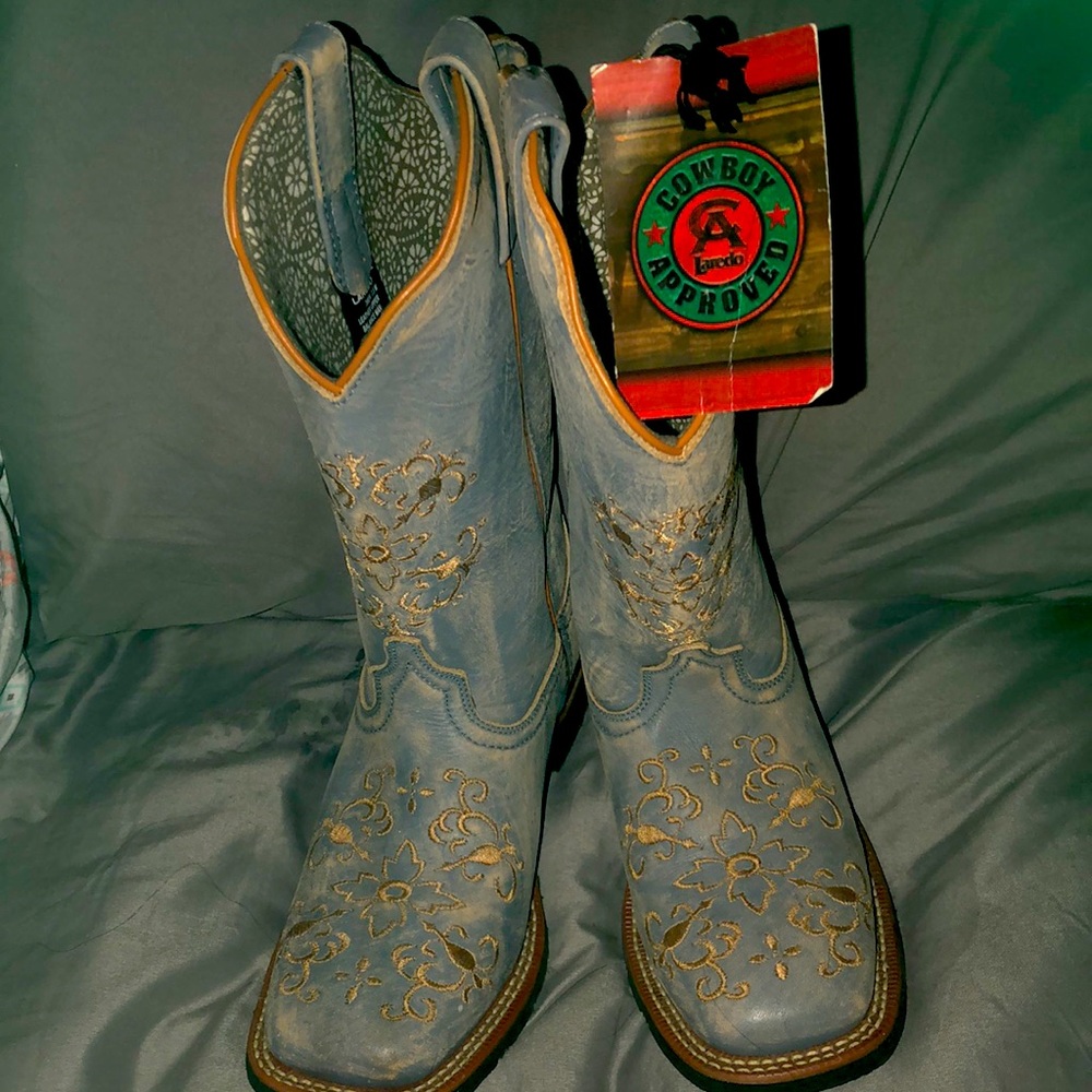 These beautiful Laredo boots are so pretty!